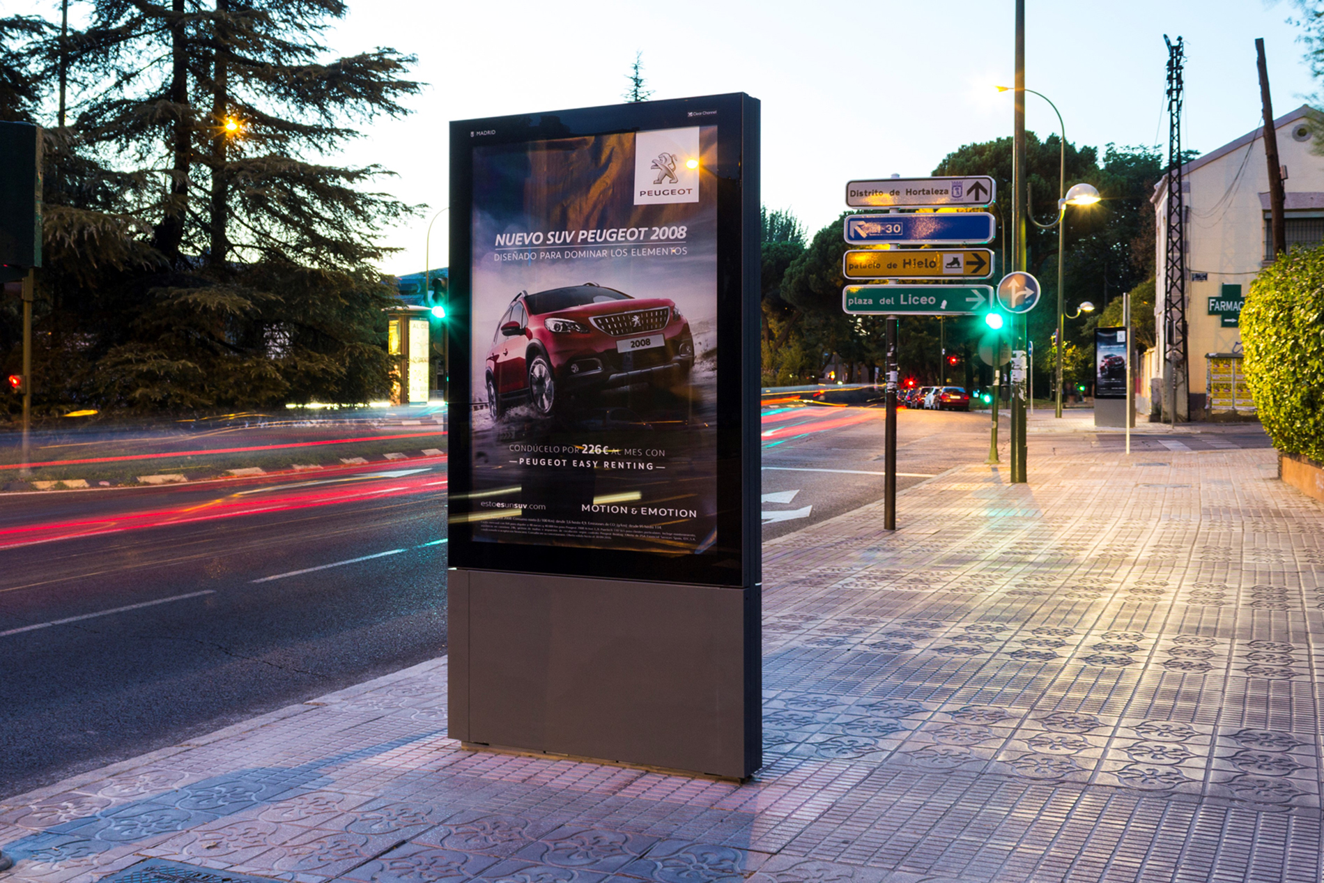 El nuevo Peugeot 2008 protagonista de la primera campaña de publicidad del nuevo mobiliario urbano de Clear Channel en Madrid